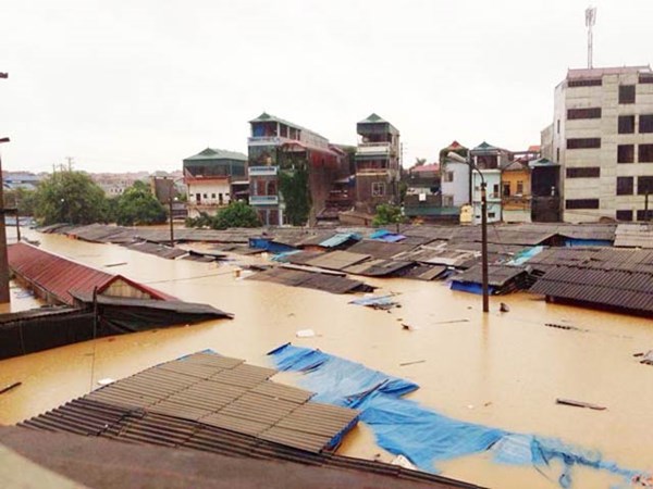 Bão tan - Lạng Sơn ngập trong biển nước, 3 người bị lũ cuốn trôi 